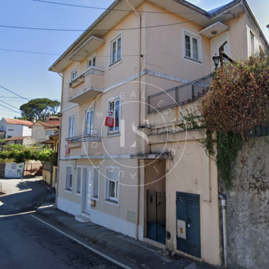 2 Apartamentos e Garagem com Logradouro | Vale de Cambra